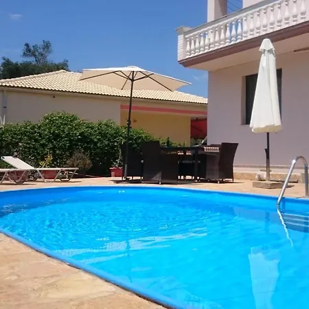 Marinos & Pool Holiday home *